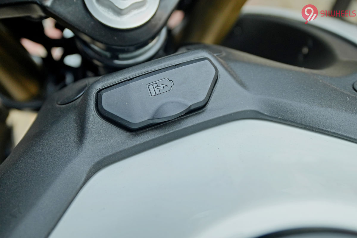 Bajaj Pulsar  N250 USB Port
