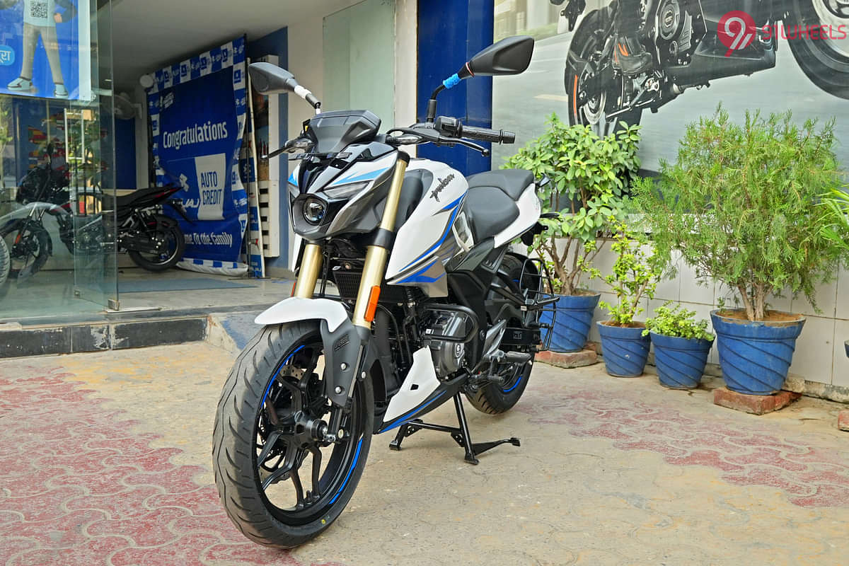 Bajaj Pulsar  N250 Left Front Three Quarter