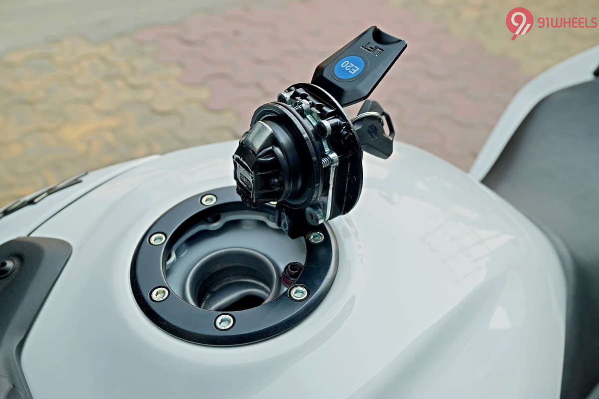 Bajaj Pulsar  N250 Open Fuel Lid
