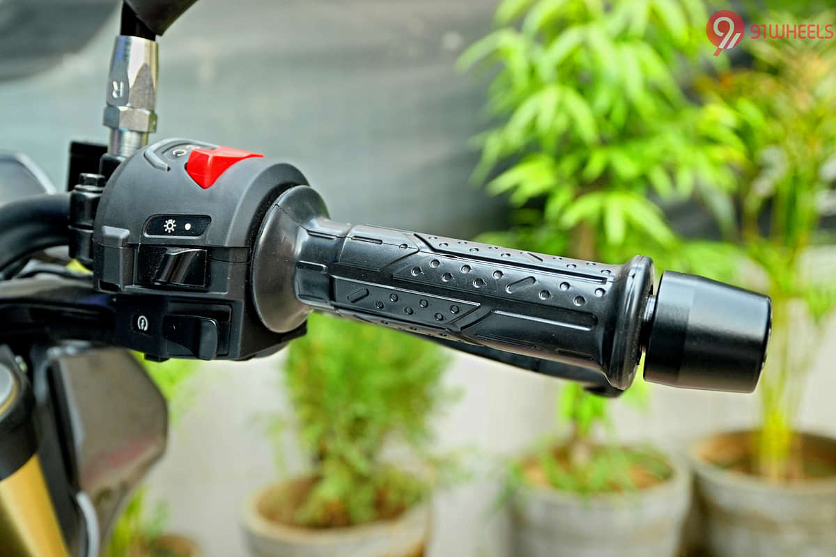 Bajaj Pulsar  N250 Right Side Handelbar Throttle Grip