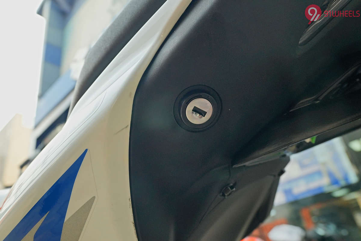 Bajaj Pulsar  N250 Seat Remove/Fix Lock