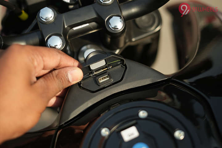 Bajaj Pulsar N125 USB Port