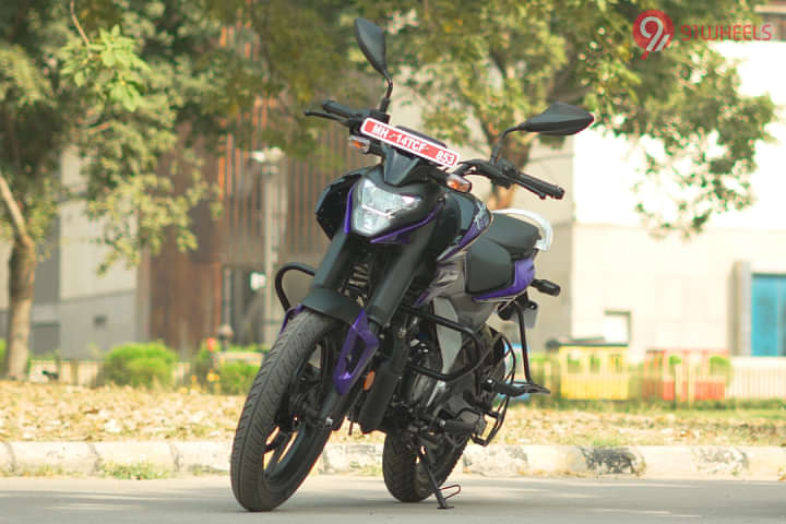 Bajaj Pulsar N125 Cornering Shot