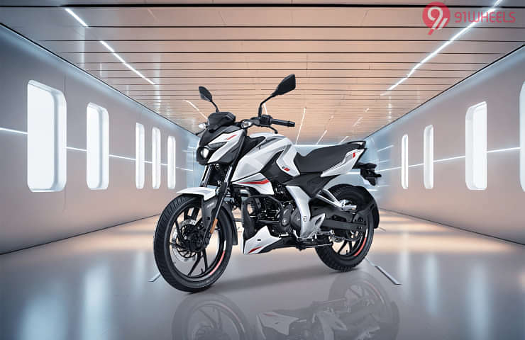 Bajaj Pulsar N150 Left Front Three Quarter