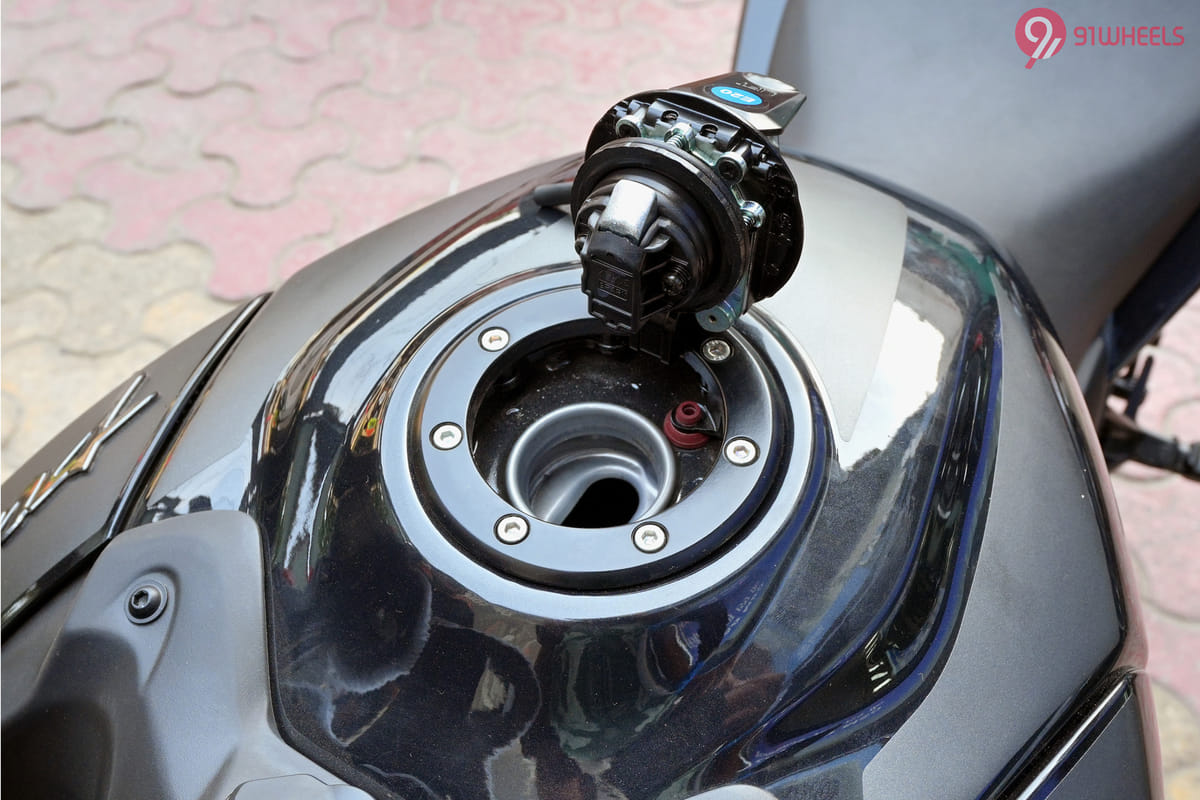 Bajaj Pulsar N160 Open Fuel Lid Bajaj Pulsar N160 Open Fuel Lid