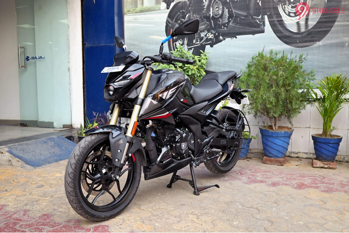 Bajaj Pulsar N160 Left Front Three Quarter Bajaj Pulsar N160 Left Front Three Quarter
