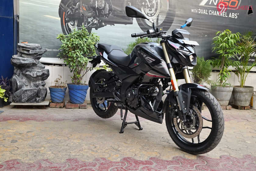 Bajaj Pulsar N160 Right Front Three Quarter