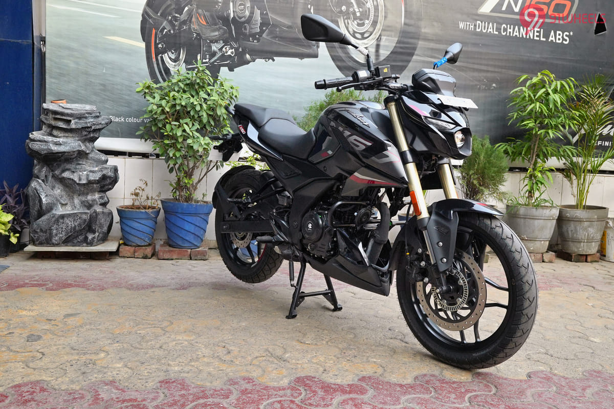 Bajaj Pulsar N160 Right Front Three Quarter Bajaj Pulsar N160 Right Front Three Quarter