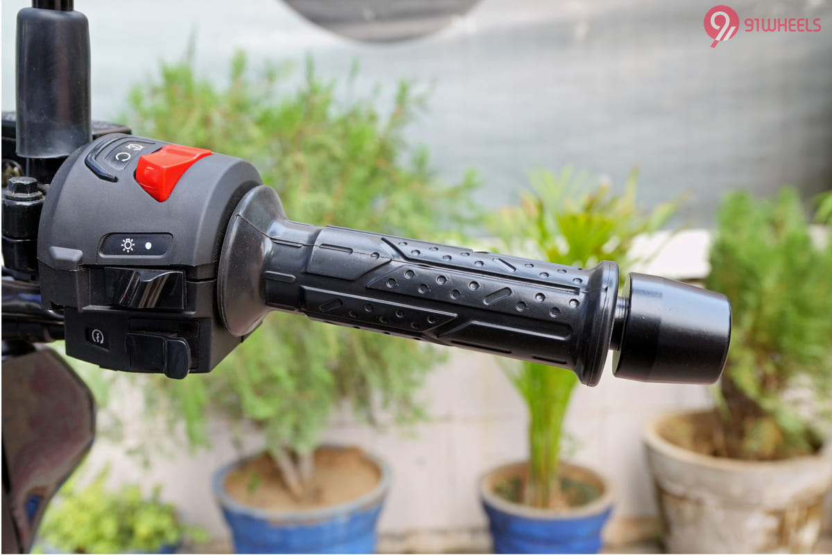Bajaj Pulsar N160 Right Side Handelbar Throttle Grip Bajaj Pulsar N160 Right Side Handelbar Throttle Grip