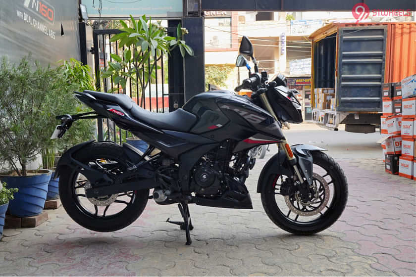 Bajaj Pulsar N160 Right Side View