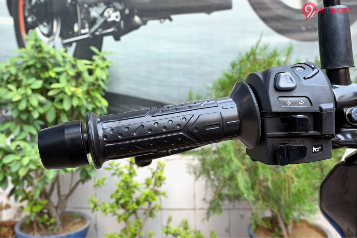 Bajaj Pulsar N160 Left Side Handelbar Grip Bajaj Pulsar N160 Left Side Handelbar Grip