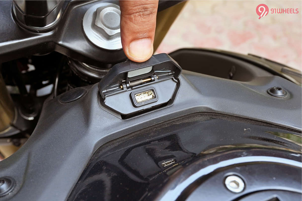 Bajaj Pulsar N160 USB Port