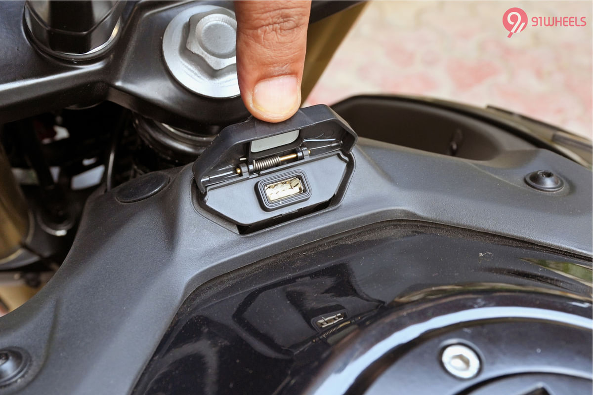 Bajaj Pulsar N160 USB Port