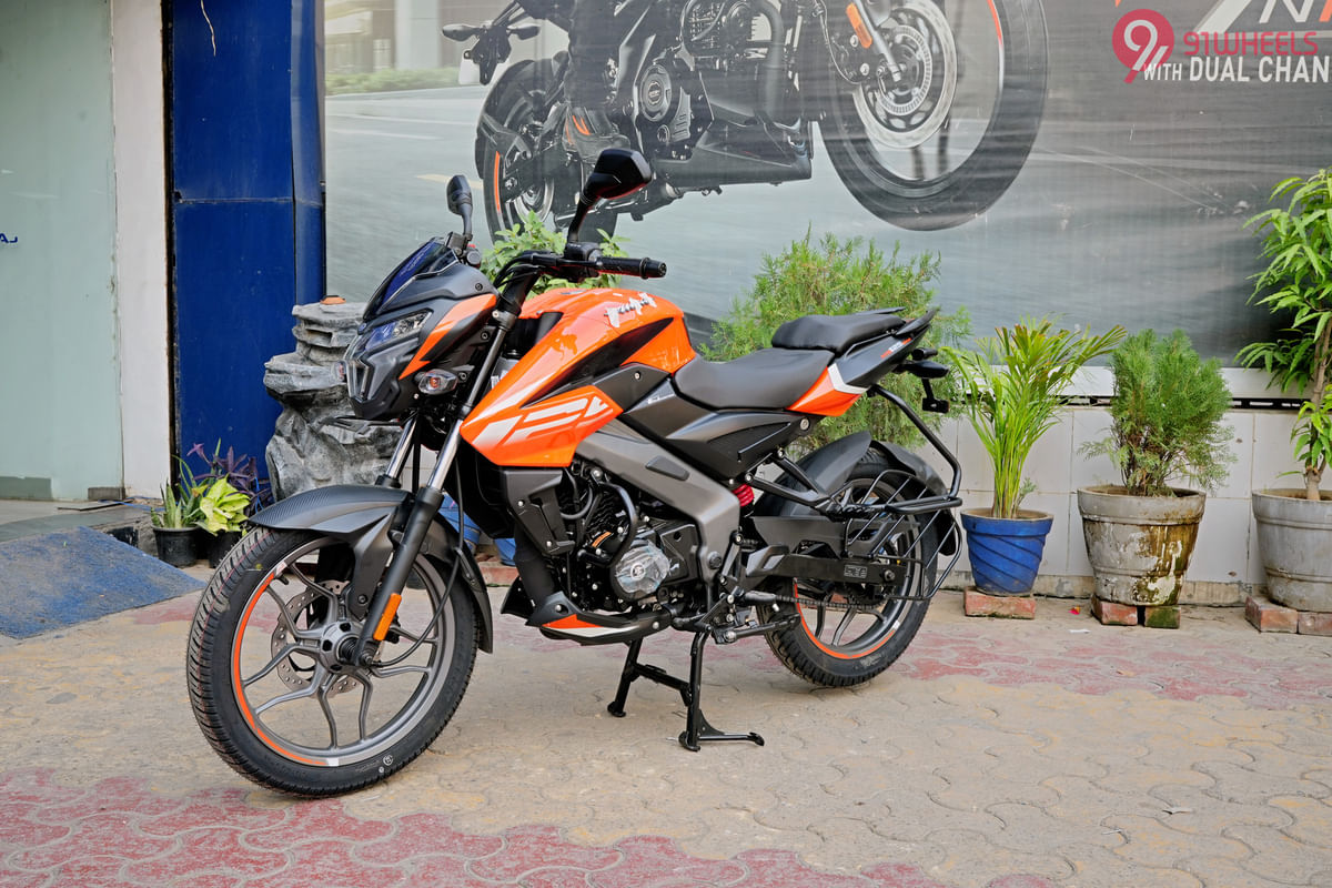 Bajaj Pulsar NS 125 Left Front Three Quarter