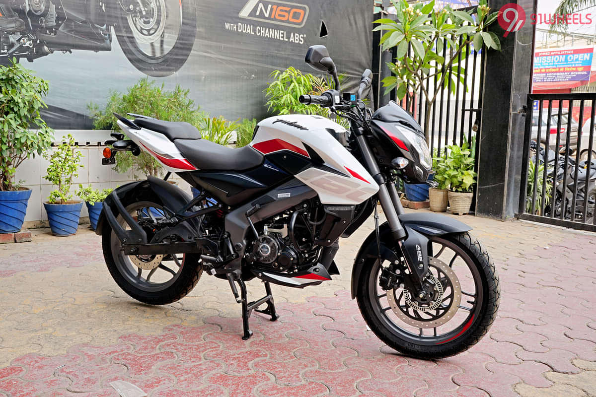 Bajaj Pulsar NS160 Right Front Three Quarter