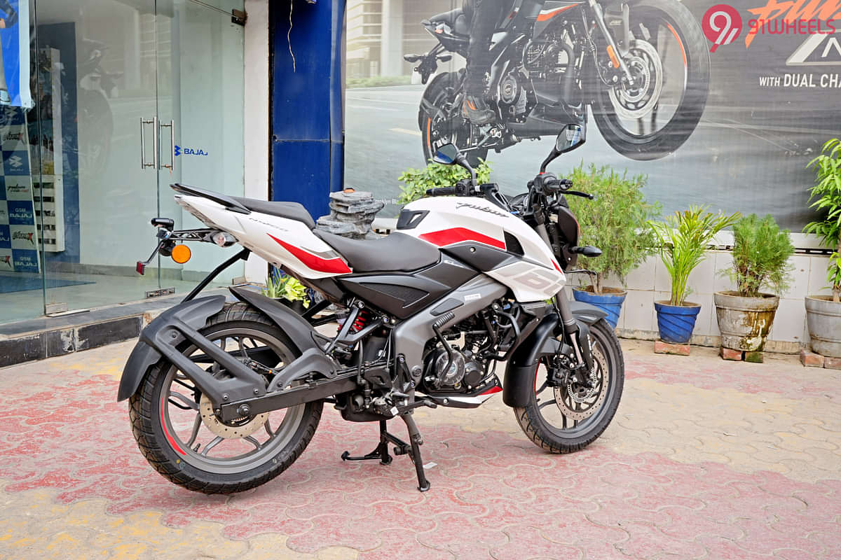 Bajaj Pulsar NS160 Right Rear Three Quarter