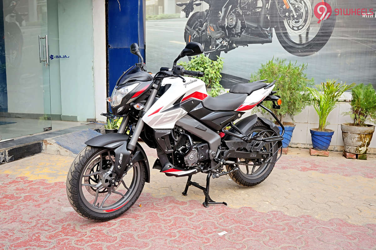 Bajaj Pulsar NS160 Left Front Three Quarter