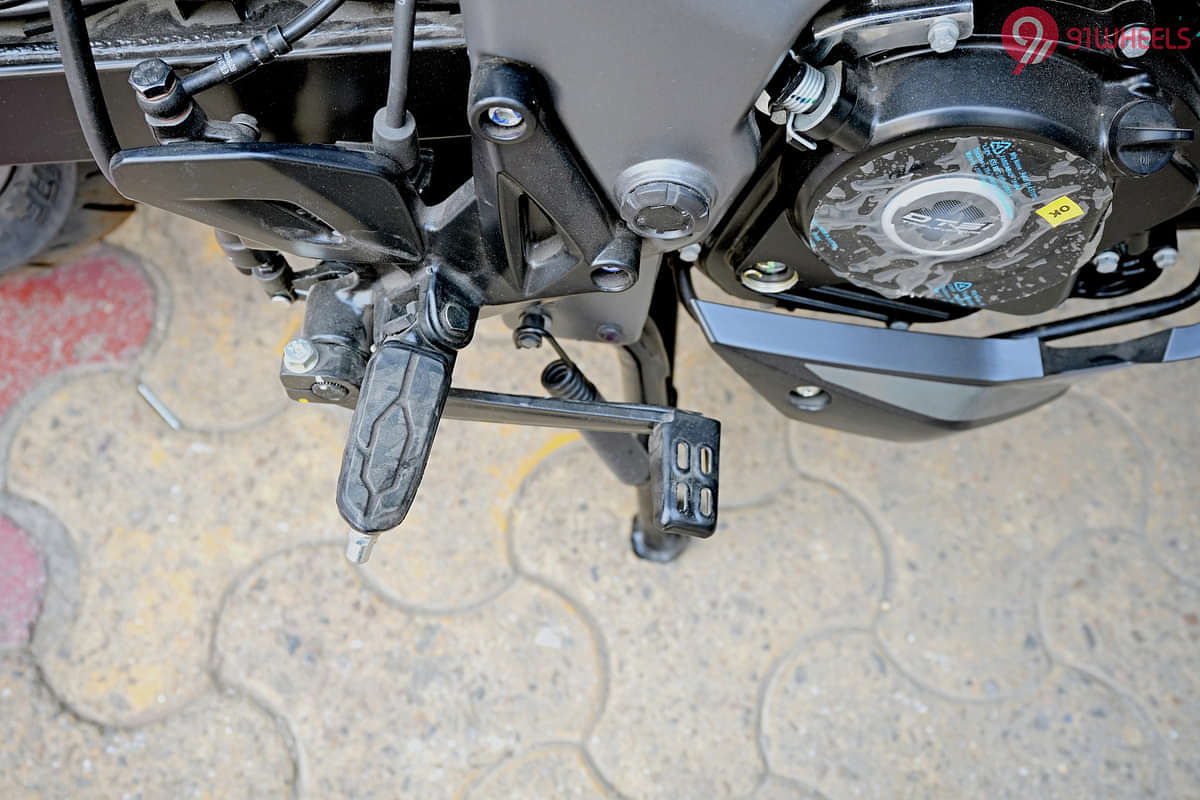 Bajaj Pulsar NS200 Rider Footpeg