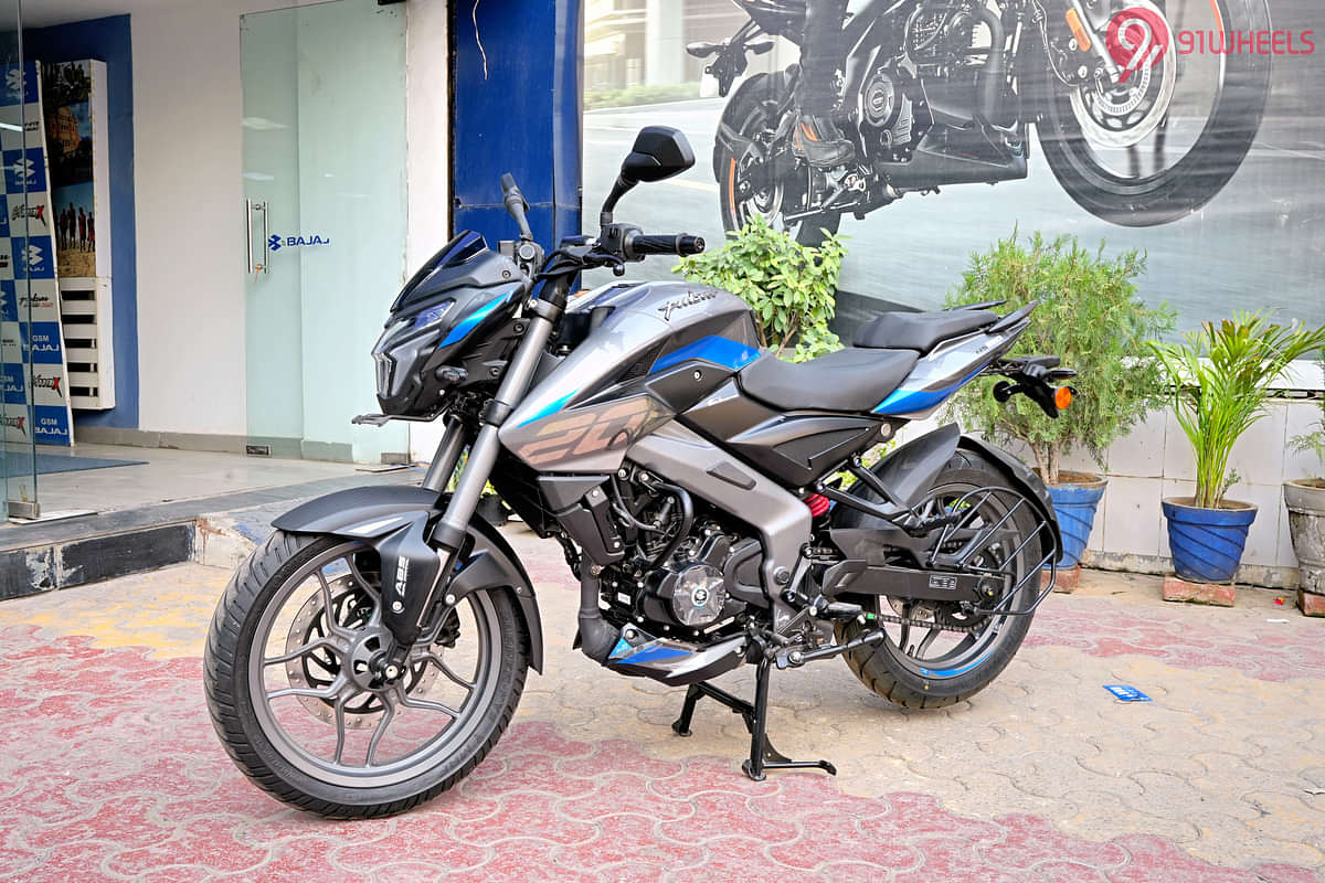 Bajaj Pulsar NS200 Left Front Three Quarter