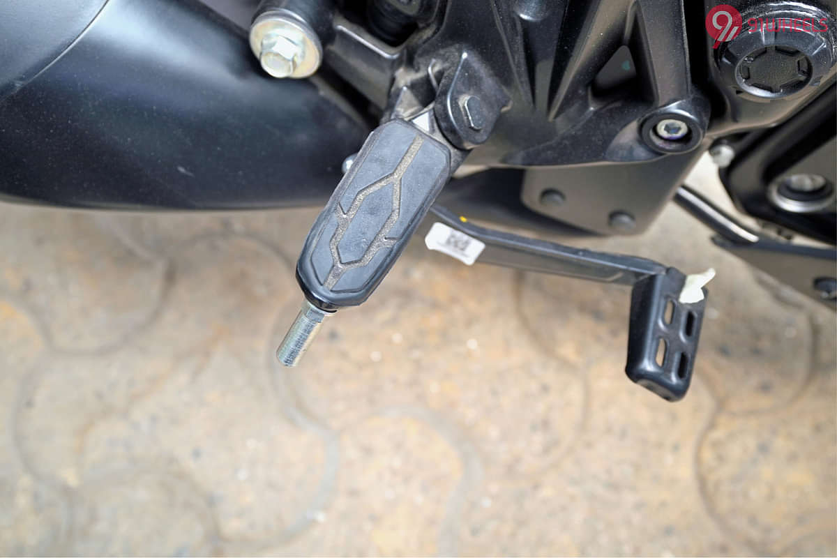 Bajaj Pulsar RS 200 Rider Footpeg