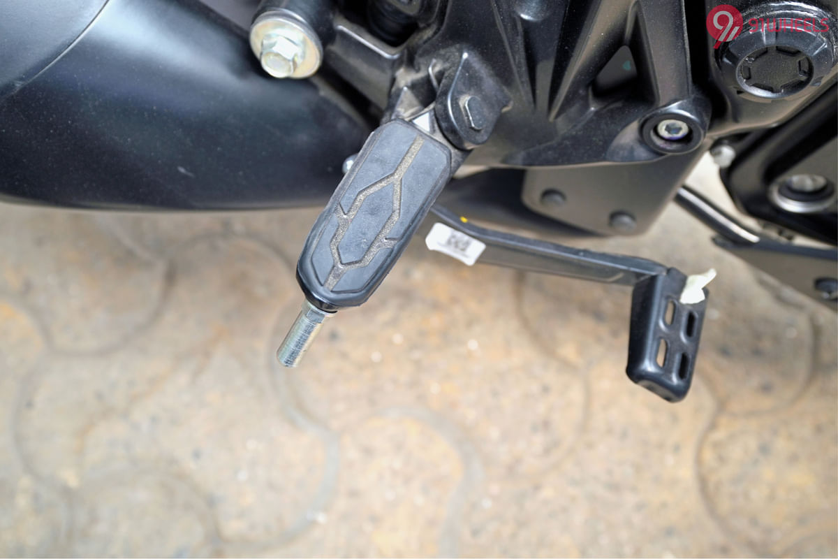 Bajaj Pulsar RS 200 Rider Footpeg