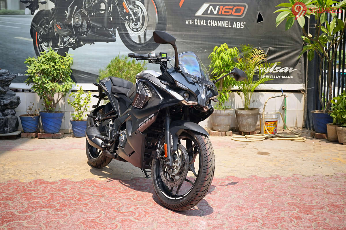 Bajaj Pulsar RS 200 Right Front Three Quarter