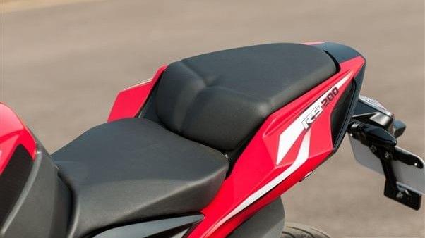 pulsar rs 200 back seat price