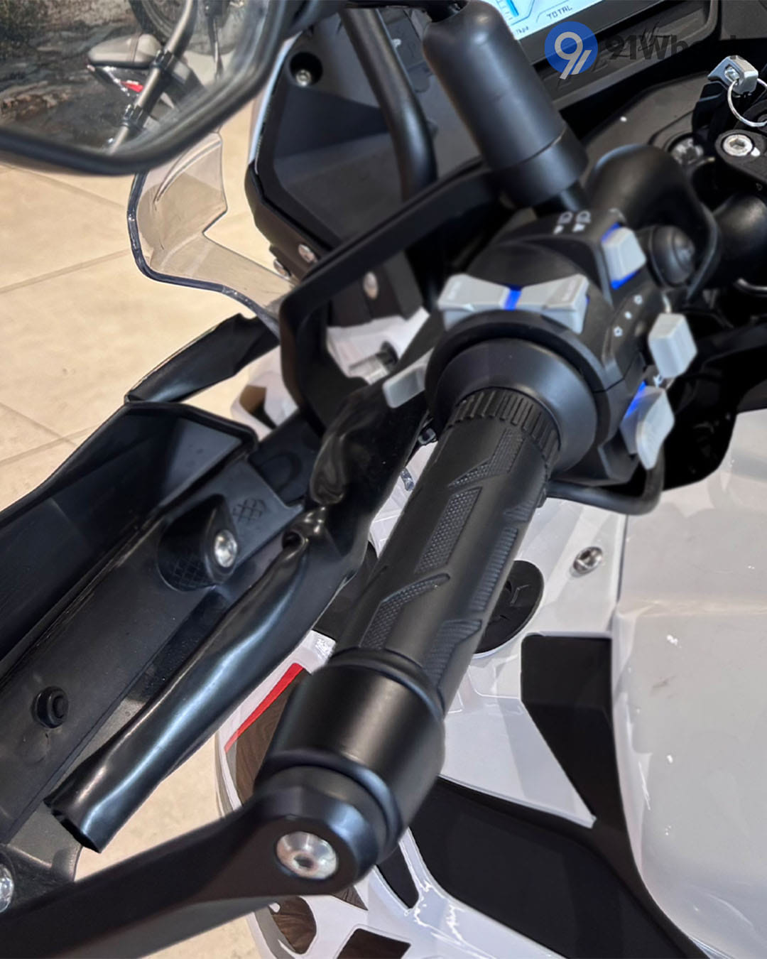 Handlebar & Console Area - 4