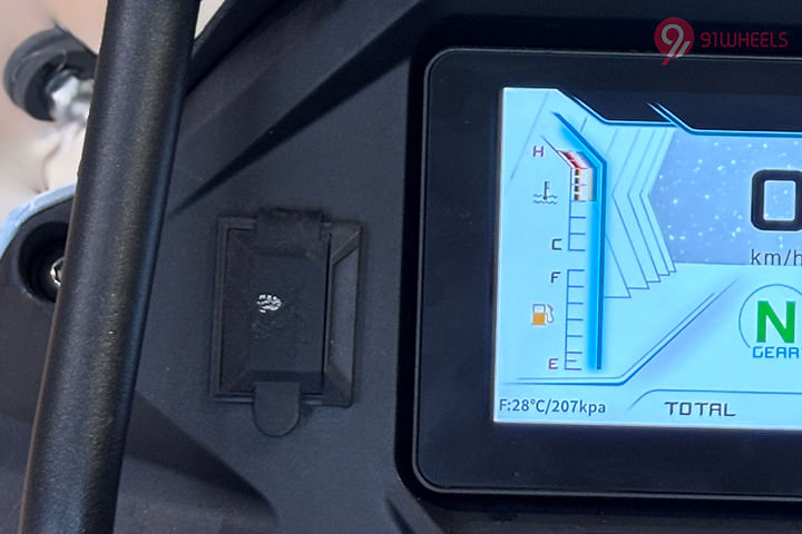 Benelli TRK 502 USB Port