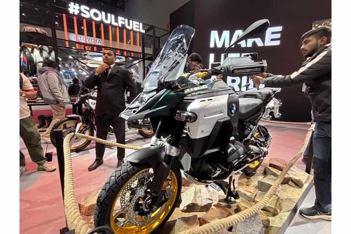 BMW R 1300 GS Left Front Three Quarter