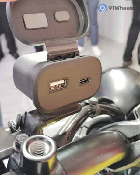 Scrambler 650 USB Port