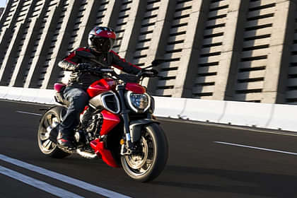 Ducati Diavel V4 STD Riding Shot