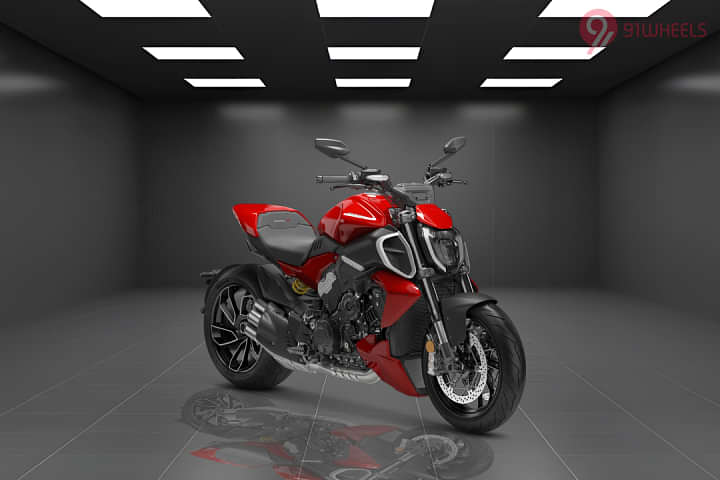 Ducati Diavel V4 Right Front Three Quarter