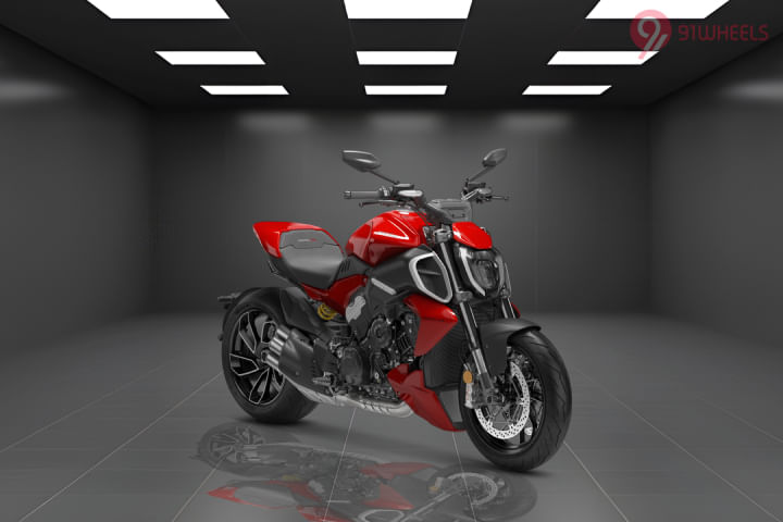 Ducati Diavel V4 Right Front Three Quarter