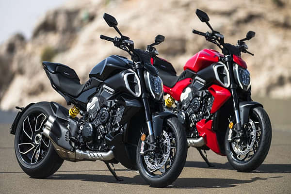 Ducati Diavel V4 Right Front Three Quarter