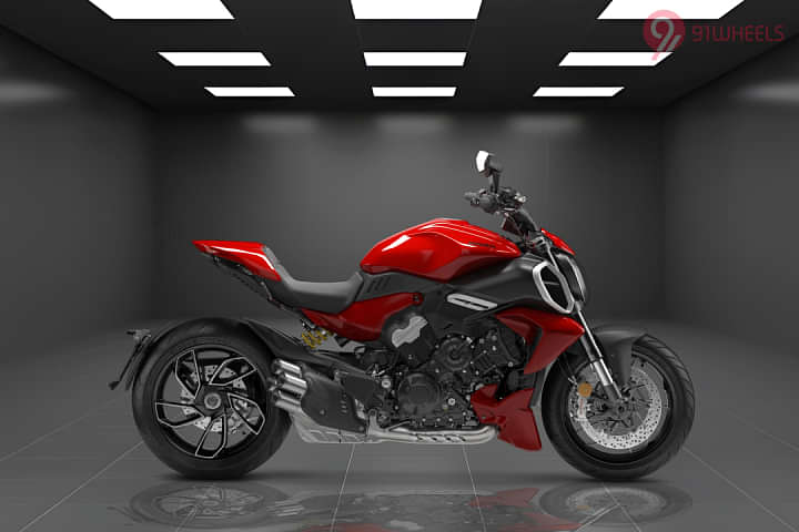 Ducati Diavel V4 Right Side View