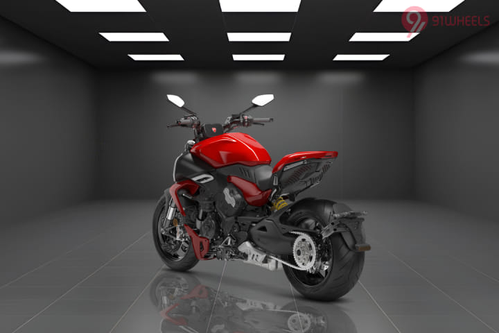 Ducati Diavel V4 Left Rear Three Quarter