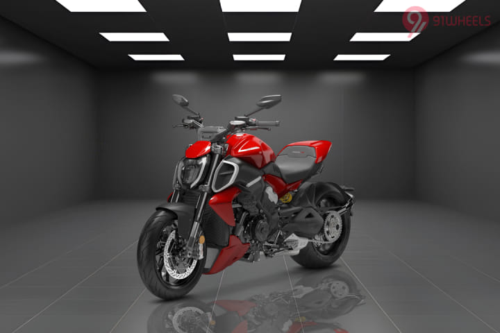 Ducati Diavel V4 Left Front Three Quarter