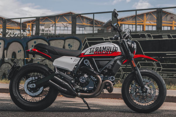 Ducati Scrambler 800 Urban Motard Moving shot