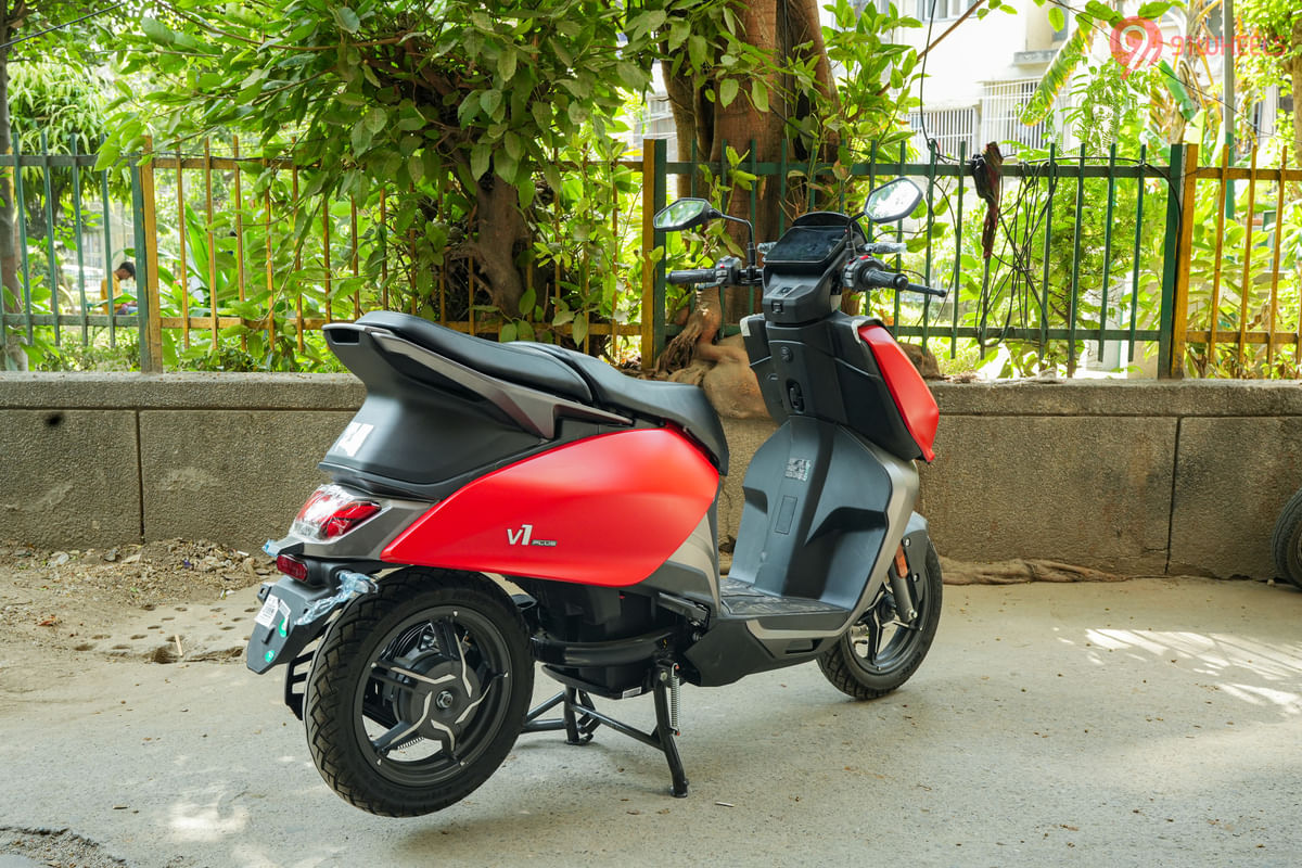 Vida V1 2022-2024 Right Rear Three Quarter