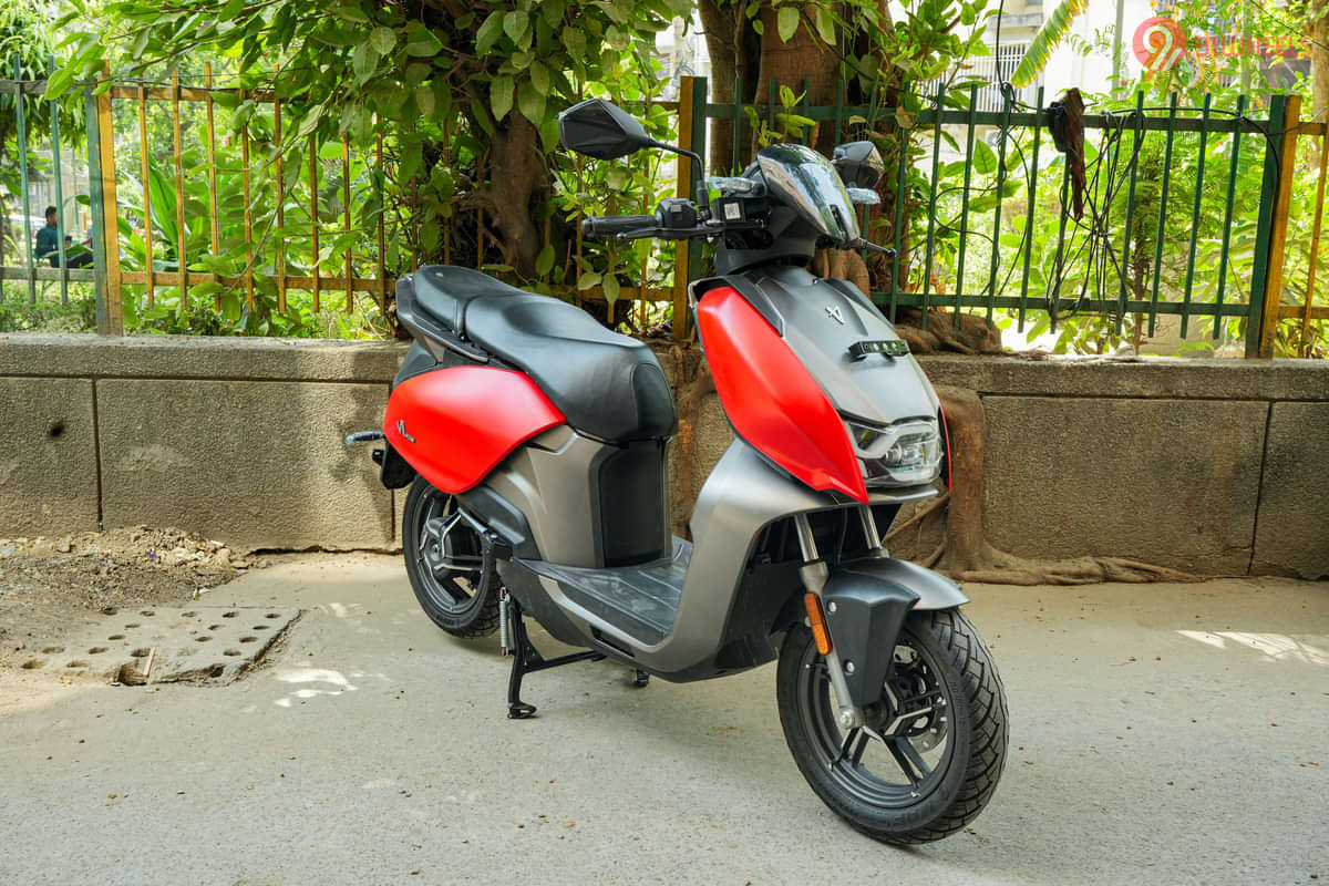 Vida V1 2022-2024 Right Front Three Quarter