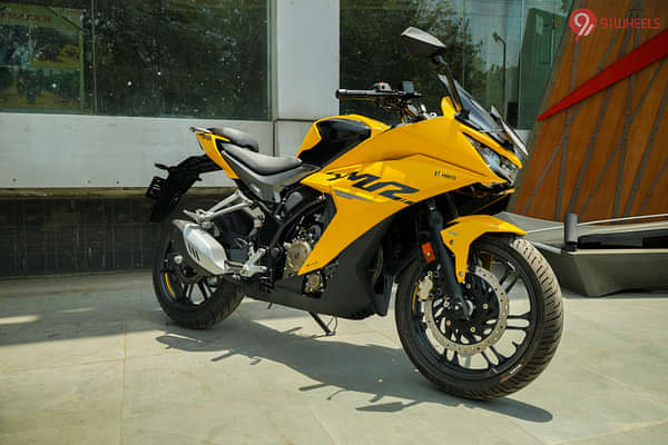 Hero Karizma XMR Right Front Three Quarter