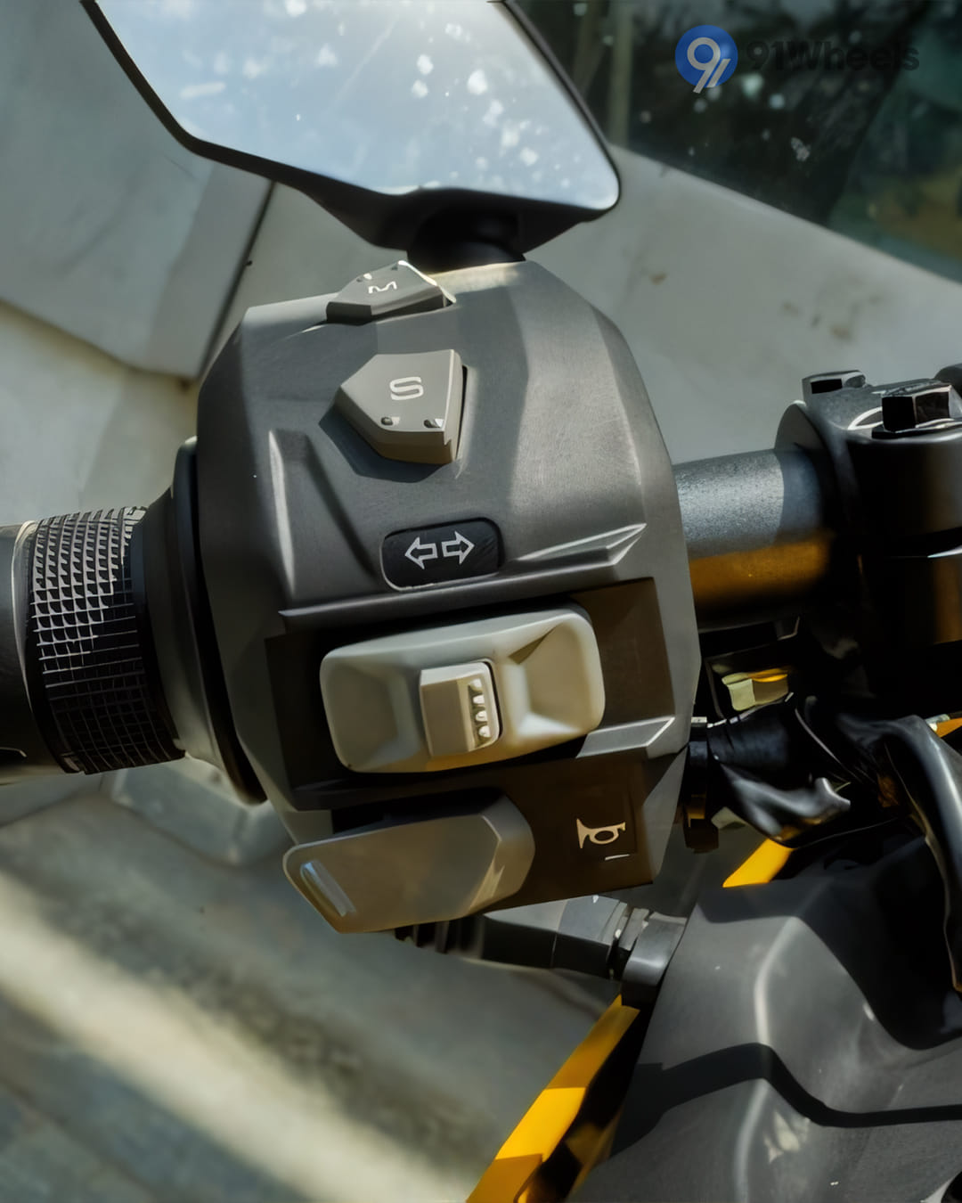 Handlebar & Console Area - 2