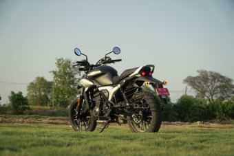 Hero Mavrick 440 Left Rear Three Quarter Hero Mavrick 440 Left Rear Three Quarter