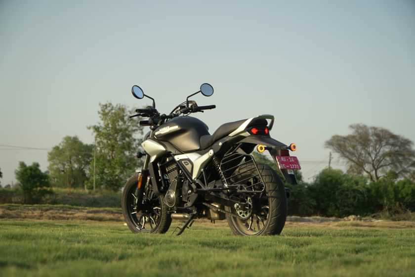 Hero Mavrick 440 Left Rear Three Quarter Hero Mavrick 440 Left Rear Three Quarter