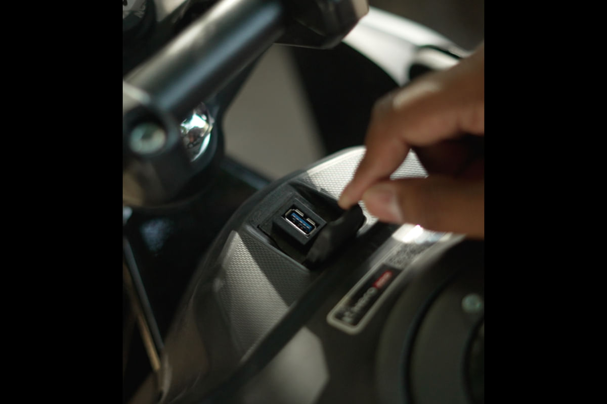 Hero Mavrick 440 USB Port