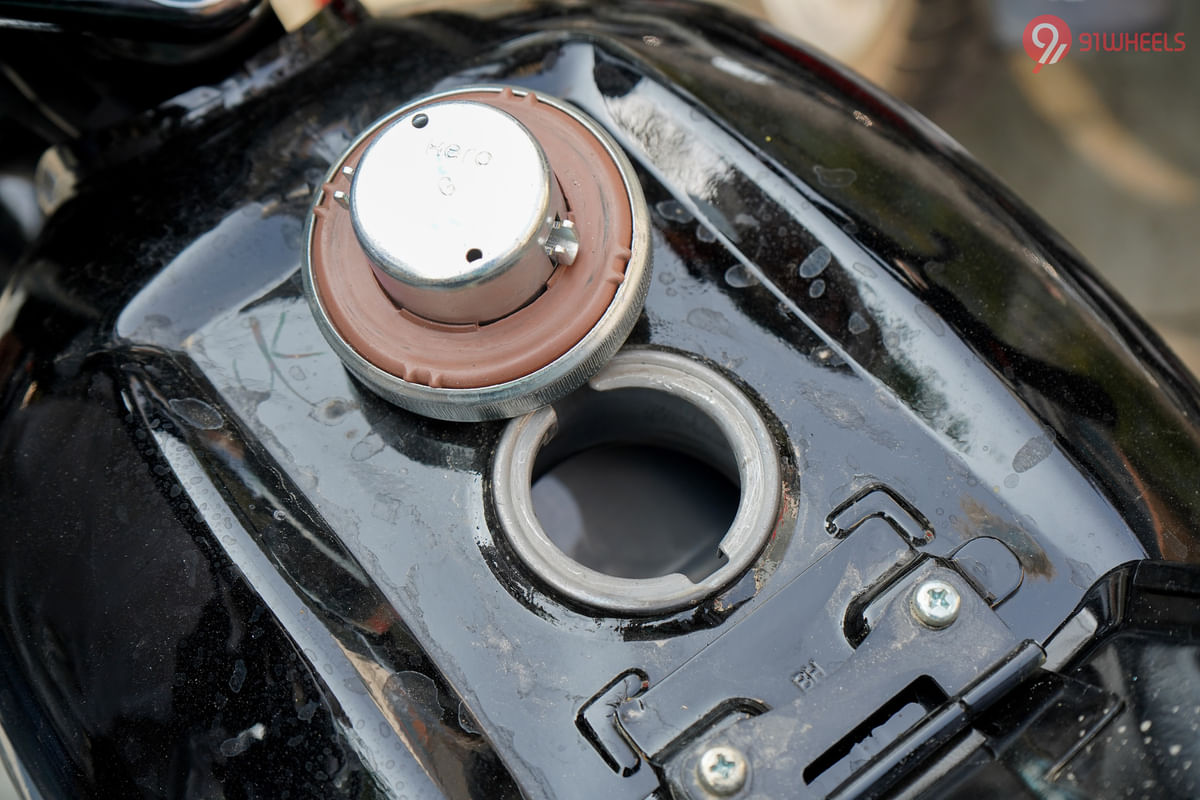 Hero Splendor Plus Open Fuel Lid