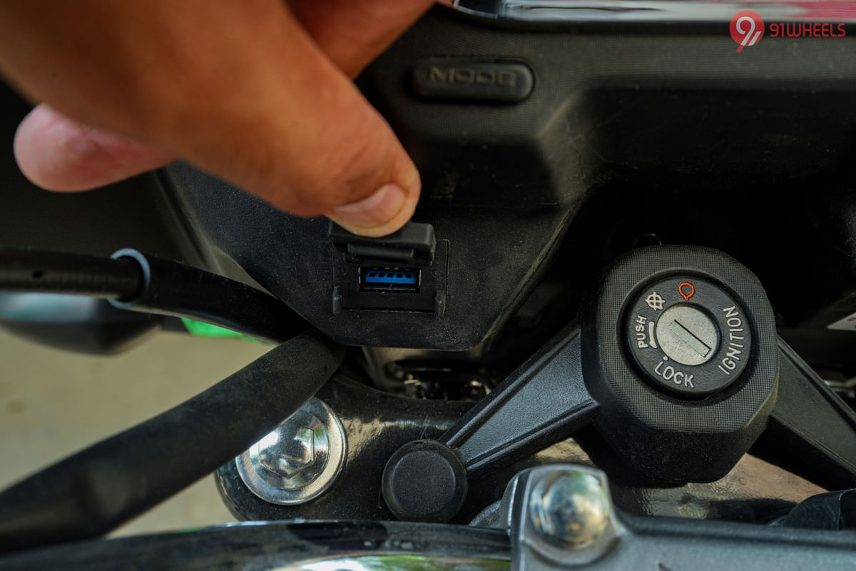 Hero Super Splendor Xtec USB Port