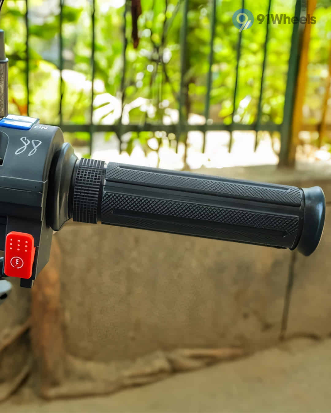 Right Side Handelbar Throttle Grip