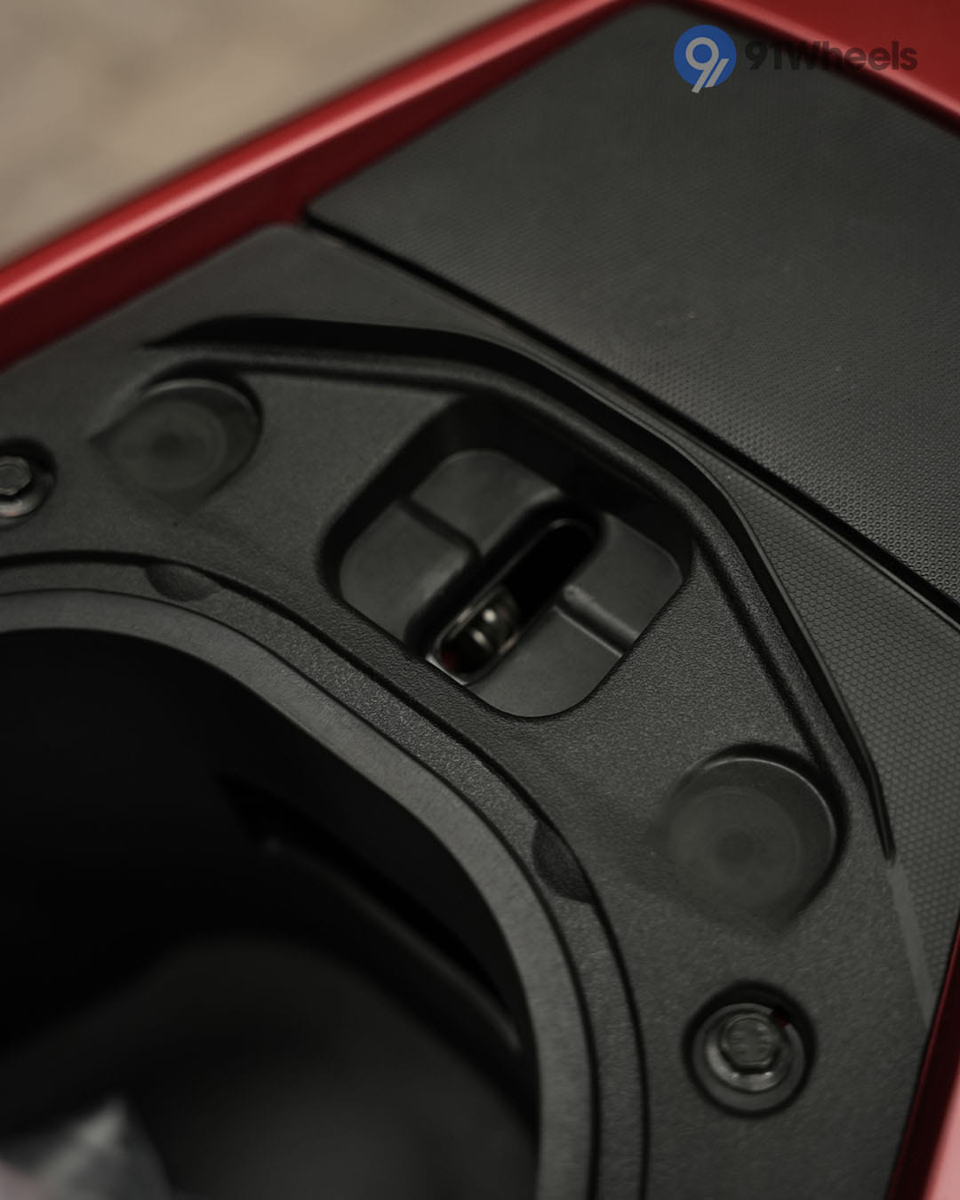 Hero Xoom 160 Seat Lock Release